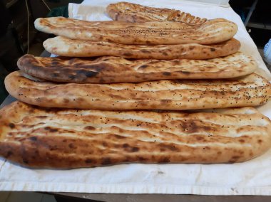 Fırından taze ve sıcak ekmek.