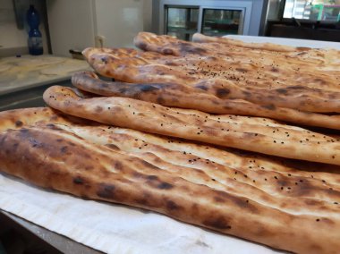 Fırından taze ve sıcak ekmek.