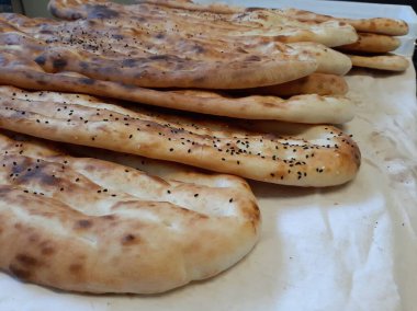 Fırından taze ve sıcak ekmek.