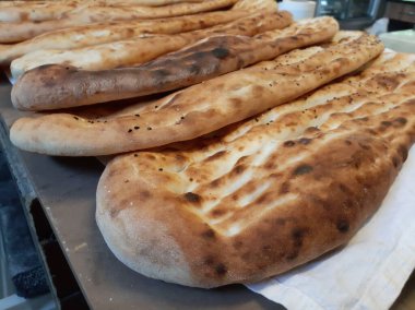 Fırından taze ve sıcak ekmek.