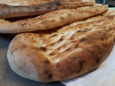 Fırından taze ve sıcak ekmek.