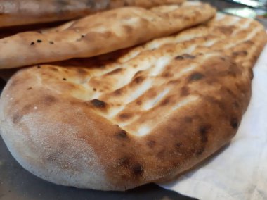 Fırından taze ve sıcak ekmek.