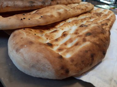 Fırından taze ve sıcak ekmek.