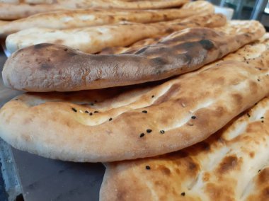 Fırından taze ve sıcak ekmek.