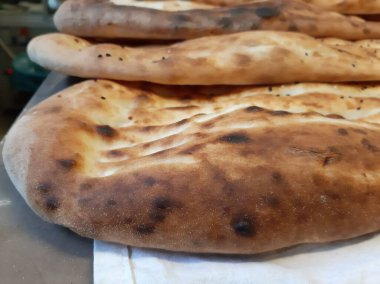 Fırından taze ve sıcak ekmek.