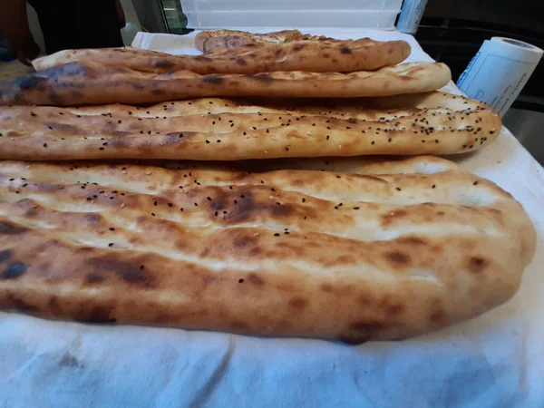 Fırından taze ve sıcak ekmek.