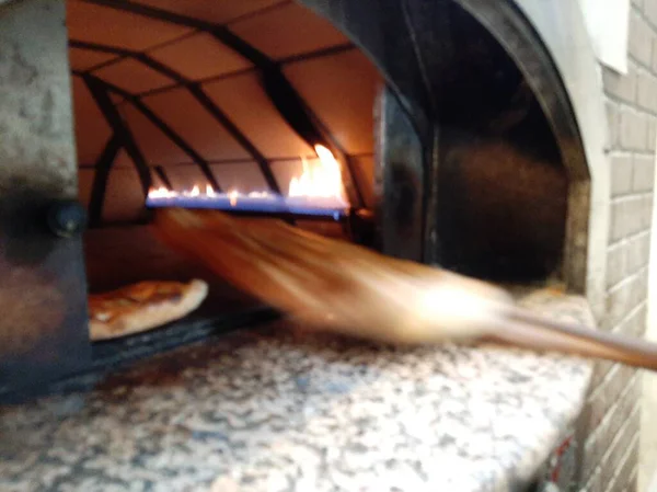 オーブンから焼きたてのホットパンを — ストック写真