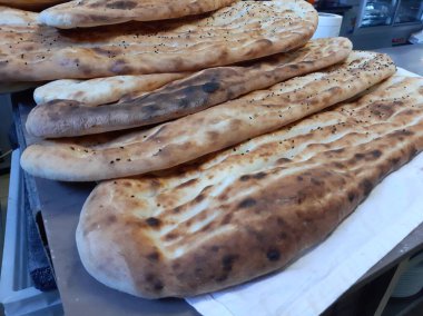 Fırından taze ve sıcak ekmek.