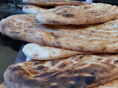 Fırından taze ve sıcak ekmek.