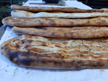 Fırından taze ve sıcak ekmek.