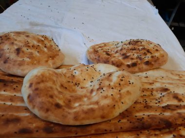 Fırından taze ve sıcak ekmek.