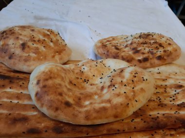 Fırından taze ve sıcak ekmek.