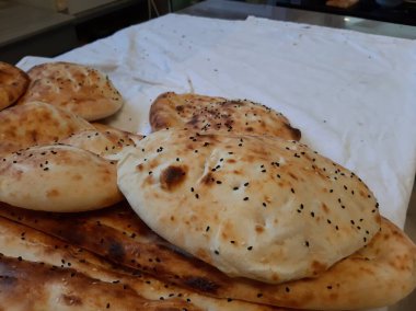 Fırından taze ve sıcak ekmek.