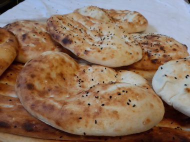 Fırından taze ve sıcak ekmek.