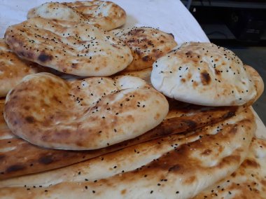 Fırından taze ve sıcak ekmek.