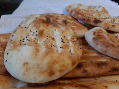 Fırından taze ve sıcak ekmek.