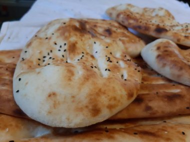 Fırından taze ve sıcak ekmek.