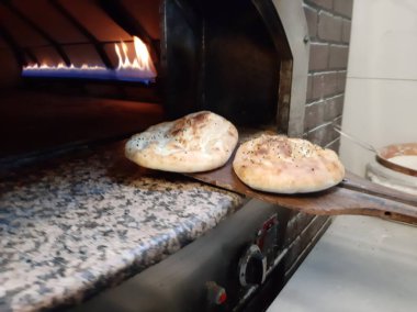 Fırından taze ve sıcak ekmek.