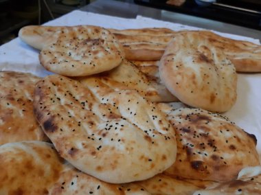 Fırından taze ve sıcak ekmek.