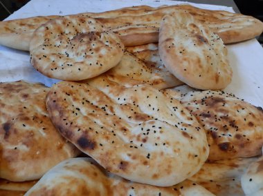 Fırından taze ve sıcak ekmek.