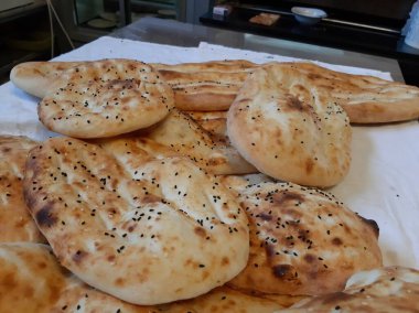 Fırından taze ve sıcak ekmek.