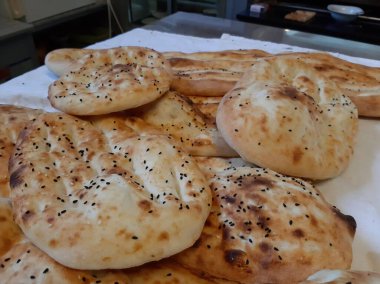 Fırından taze ve sıcak ekmek.