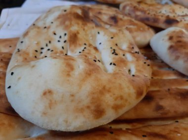 Fırından taze ve sıcak ekmek.