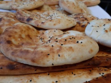 Fırından taze ve sıcak ekmek.