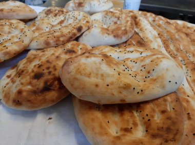 Fırından taze ve sıcak ekmek.