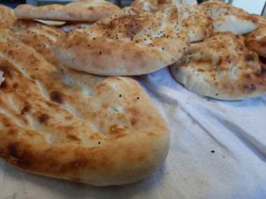 Fırından taze ve sıcak ekmek.