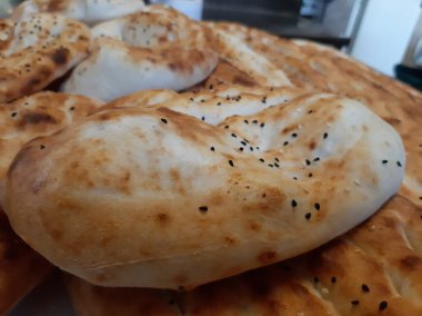 Fırından taze ve sıcak ekmek.