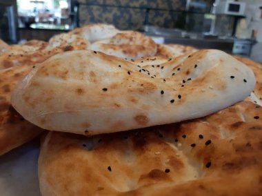 Fırından taze ve sıcak ekmek.