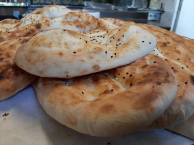 Fırından taze ve sıcak ekmek.