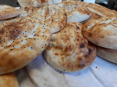 Fırından taze ve sıcak ekmek.