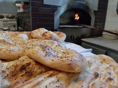Fırından taze ve sıcak ekmek.