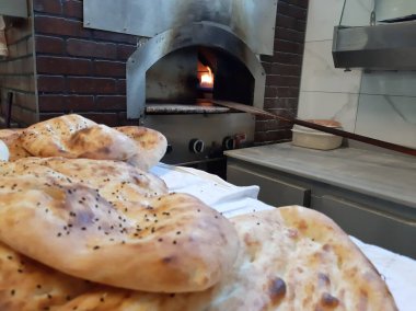 Fırından taze ve sıcak ekmek.