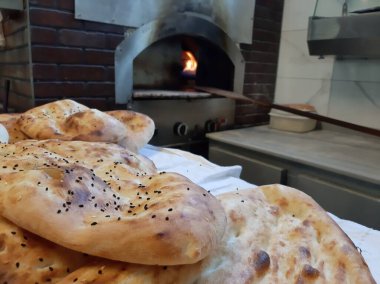 Fırından taze ve sıcak ekmek.