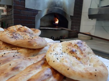 Fırından taze ve sıcak ekmek.