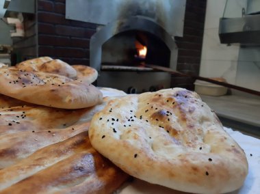 Fırından taze ve sıcak ekmek.