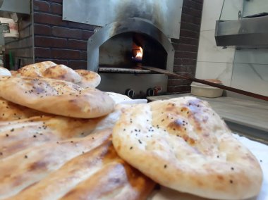 Fırından taze ve sıcak ekmek.