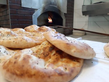 Fırından taze ve sıcak ekmek.