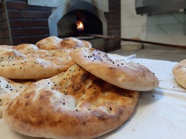 Fırından taze ve sıcak ekmek.