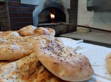 Fırından taze ve sıcak ekmek.