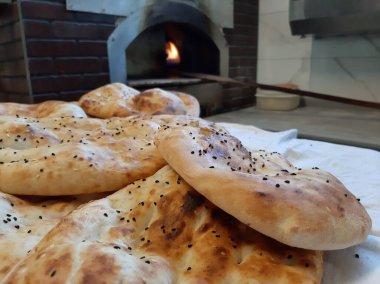 Fırından taze ve sıcak ekmek.