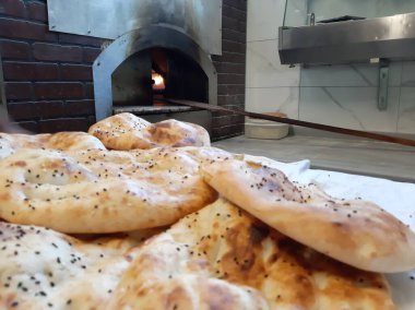 Fırından taze ve sıcak ekmek.