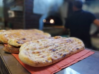 Fırından taze ve sıcak ekmek.