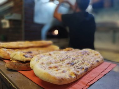 Fırından taze ve sıcak ekmek.