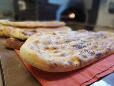 Fırından taze ve sıcak ekmek.