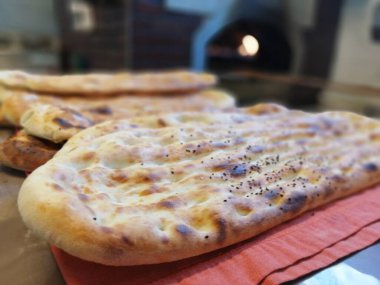 Fırından taze ve sıcak ekmek.