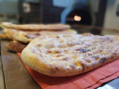 Fırından taze ve sıcak ekmek.